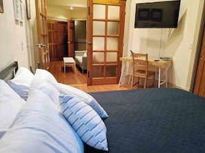 2 bedrooms, iron/ironing board, WiFi, bed sheets - Night Owl 5S Downtown! Optional paid parking! (Eureka Springs)