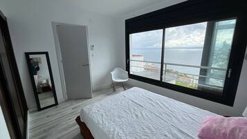 4 bedrooms, desk, iron/ironing board, free WiFi