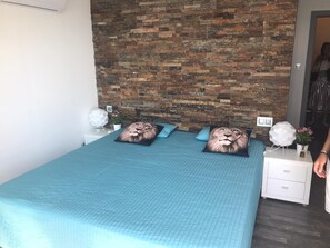 4 bedrooms, desk, iron/ironing board, free WiFi
