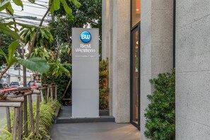 Ein Hotel-Schild mit der Aufschrift 'Best Western' und 'Ratchada Hotel'.