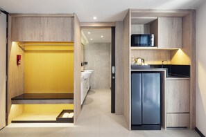 A modern kitchen with built-in appliances, a microwave, and a sink. - Best Western Ratchada Hotel (Bangkok)