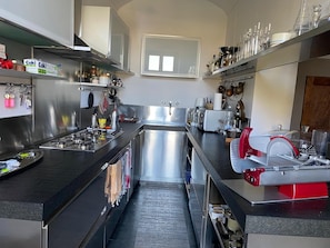 Réfrigérateur, four à micro-ondes, un four, surface de cuisson