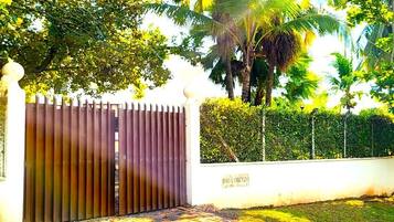 Una entrada cerrada con un camino pavimentado que conduce a una pared blanca.