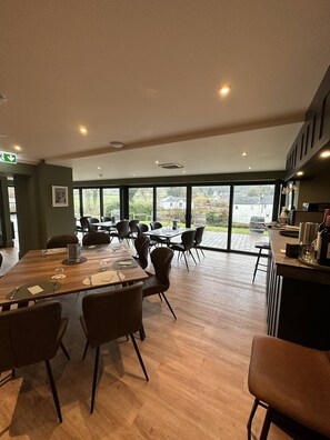 Spécialités Cuisine anglaise, vue sur le jardin 