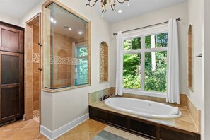 Ducha, bañera de hidromasaje, secador de pelo y bidé