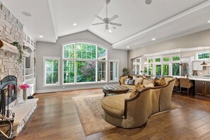 Smart TV, fireplace, books, stereo