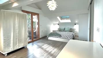 4 chambres, bureau, fer et planche Ă repasser, lit parapluie