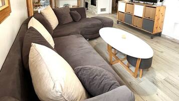 TV connectée, cheminée, livres