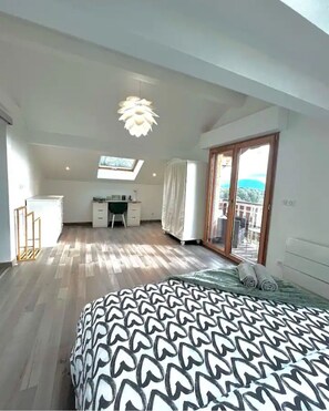 4 chambres, bureau, fer et planche Ă repasser, lit parapluie