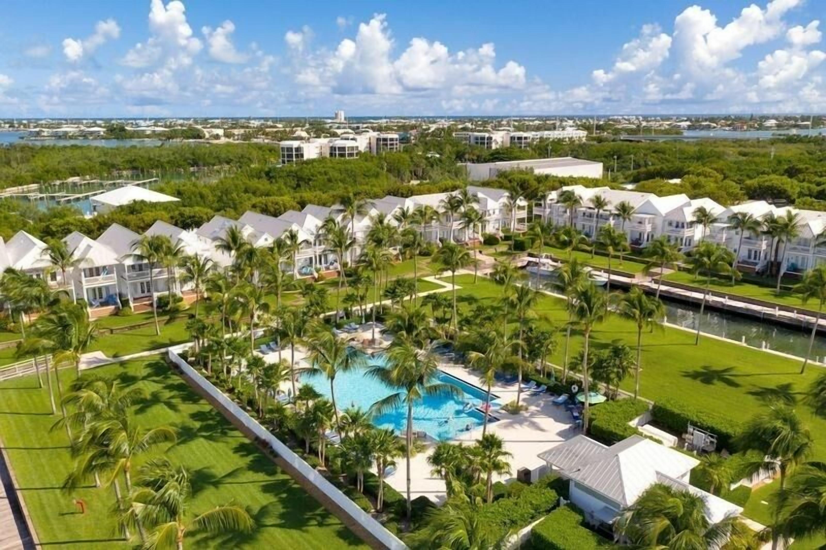 Alberca al aire libre y alberca climatizada