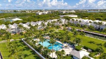 Alberca al aire libre y alberca climatizada