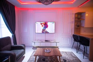 TV - Luxury Place At Achimota (Accra)