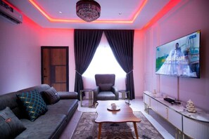 TV - Luxury Place At Achimota (Accra)
