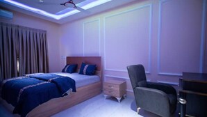 Une chambre à coucher avec un lit, un bureau et une chaise.