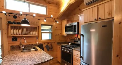 The Treehouse - TN Honeymoon Cabin - HOT TUB - in BSF!!!