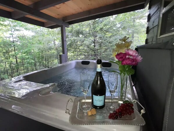 Outdoor spa tub - The Treehouse - TN Honeymoon Cabin - HOT TUB - in BSF!!! (Fentress County)