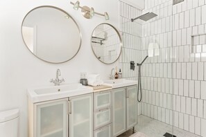 Douche, sèche-cheveux, serviettes fournies, savon