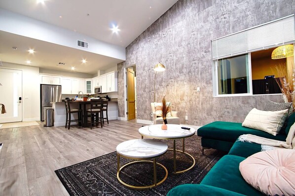 Smart TV - Beach Breeze Bungalow King (Lawndale)