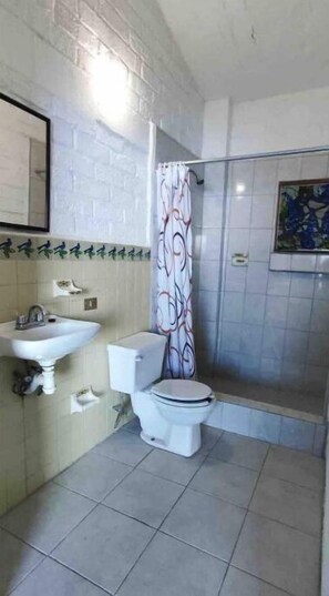 Douche, sĂšche-cheveux, serviettes fournies, shampoing