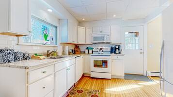 冰箱、微波炉、烤箱、炉灶