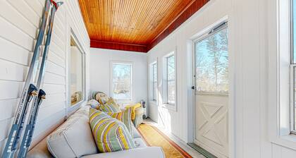 2-story dog-friendly home in downtown with grill, mtn views, streaming, & porch