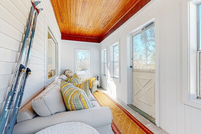 2-story dog-friendly home in downtown with grill, mtn views, streaming, & porch