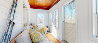 2-story dog-friendly home in downtown with grill, mtn views, streaming, & porch