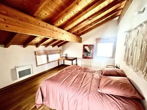 1 slaapkamer, een bureau, een strijkplank/strijkijzer, gratis wifi