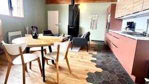 Una cuina moderna amb armaris de fusta, una illa central i un sòl amb un dibuix hexagonal.