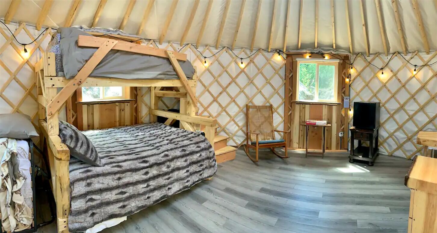 Fully-furnished Kobuk Yurt 1 🌲 at AK Dogstead