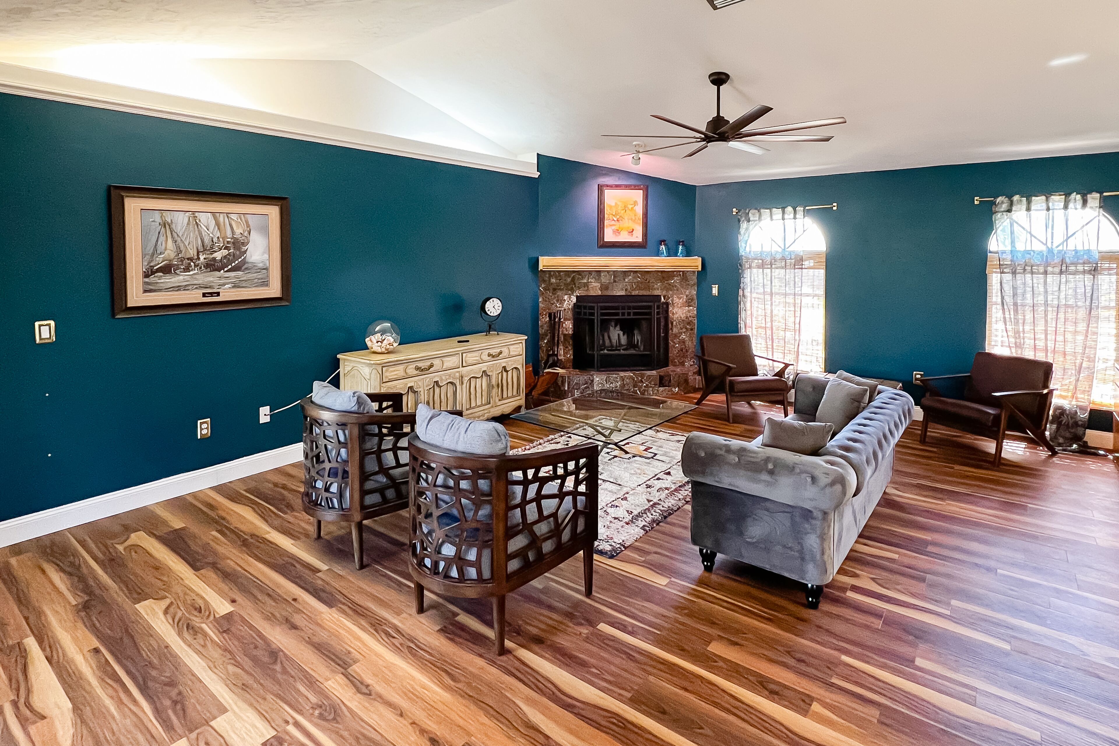 Charmingly colorful home with deck, beach gear, AC & W/D - dog-friendly