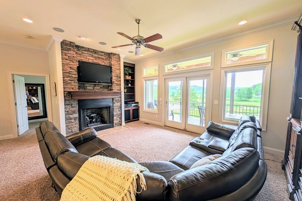 Een televisie, een open haard, videogames en een dvd-speler