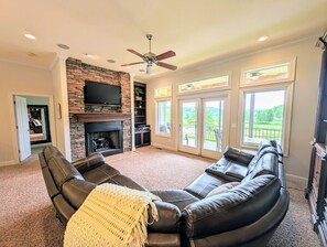 تلفزيون، مدفأة، ألعاب فيديو، مشغل دي في دي