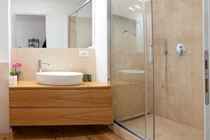 Shower, hair dryer, bidet, towels