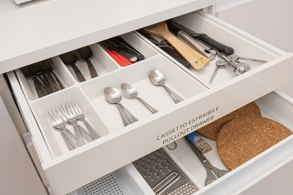 A kitchen drawer with utensils and a corkboard. - La Dolce Vita - Stylish Apartment in Trastevere, 90 square meters (Roma)