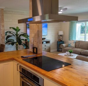 Jääkaappi, mikroaaltouuni, uuni, liesi