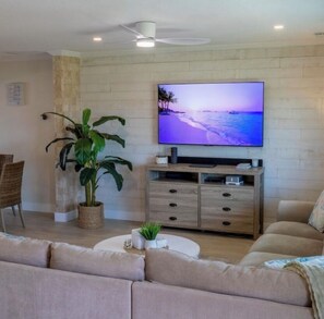 Smart TV, chimenea, reproductor de DVD y tenis de mesa