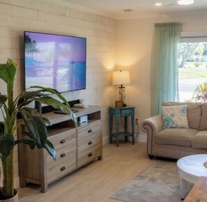 Älytelevisio, takka, DVD-soitin, pöytätennispöytä