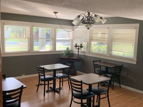 04) The Ocali Room w/ queen bed