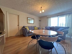 Dining - A spacious and cozy apartment close to the Town centre (Enfield)