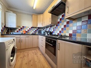 Private kitchen - A spacious and cozy apartment close to the Town centre (Enfield)