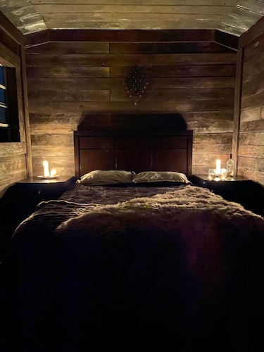 Romantic, cozy OFF GRID Micro Cabin for 2, OPEN WINTER with wood burning stove