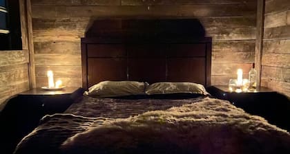 Romantic, cozy OFF GRID Micro Cabin for 2, OPEN WINTER with wood burning stove