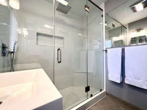 Secadora de cabello, toallas, jabón, papel de baño