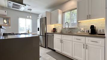 Fridge, oven, stovetop, dishwasher