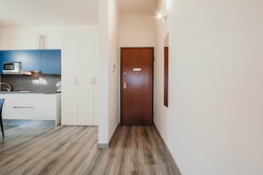 Kühlschrank, Mikrowelle, Kochgeschirr/Geschirr/Besteck