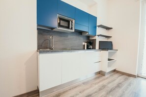 Microwave, stovetop, cookware/dishes/utensils