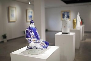 A modern art exhibition with sculptures on white pedestals. - Yunxi Hotel (Ceramic University Imperial Kiln Scenic Area) (Fuliang)