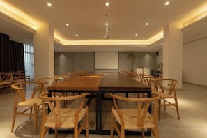 A conference room with a long table and chairs, a projector screen, and a large window. - Yunxi Hotel (Ceramic University Imperial Kiln Scenic Area) (Fuliang)