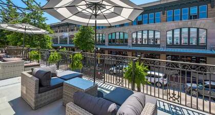 Luxe Historic 2 BR Palafox Balcony Overlook ~ Fabu Posh A